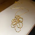 Vista dettagliata di una collana placcata oro 18k con pendente floreale in zircone - Collana (HN12147) / Oro