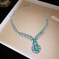 Vue macro d'un luxueux collier en pierre vert émeraude avec des détails scintillants. - Parure de bijoux (Collier + Boucles d'oreilles) / Argent-Vert