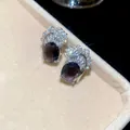 Primo piano di orecchini vintage con piuma di zircone e pietre preziose ovali scure - Stud orecchini / Ago d'argento / Viola