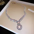 Détail du collier élégant en zircon rose avec des pierres blanches étincelantes - Parure de bijoux (Collier + Boucles d'oreilles) / Argent-Rose