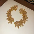 Κοντινό πλάνο από πολυτελή σκουλαρίκια ear cuffs με στρας σε σαμπανιζέ χρώμα. - Ενσωματωμένο Ear Cuff (HE33455) / Χρυσό Καφέ
