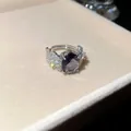 Vista macro di un anello vintage con gemma viola e motivi a piuma in zircone brillante - Anello / Viola
