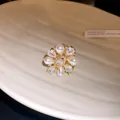 Gros plan d'une bague fleur vintage avec perles en forme de goutte et zircons brillants. - Style Floral Ouvert (HR3593) / Or