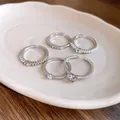 Detailansicht eines fünfteiligen offenen Ringsets mit Perlen und Strasssteinen - offener Ring / 5-teiliges Set / Silber