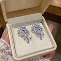 Dettaglio macro di eleganti orecchini a lobo rosa in argento con zirconi scintillanti - Stile Rosa (HE33215) / Confezione da 1 paio / Argento (Trasparente)