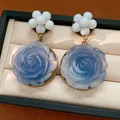 Orecchini a rosa in resina blu vintage con perline bianche, elegante stile di lusso. - Stile con Ago in Argento S925 / Blu