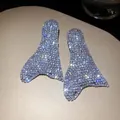 Squisito primo piano di orecchini geometrici oversize interamente ricoperti di strass scintillanti - Argento