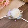Primo piano dettagliato di un fermaglio per capelli a rosa in rete fatto a mano con perline. - Pezzo Singolo / Blu-Viola