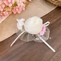 Dettaglio ravvicinato di un fermaglio per capelli a rosa in rete bianco crema con perline - Pezzo Singolo / Bianco-Rosa