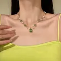 Vue détaillée du collier de perles élégant avec un pendentif en goutte d'eau verte vibrante - Collier (HN11401-1) / Or-Vert