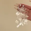 Gros plan de boucles d'oreilles vintage françaises en coquillage blanc et perle à la main. - Tige d'oreille en argent-Blanc