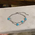 Detail eines silbernen Doppelarmbands im Vintage-Stil mit runden Türkis- und Zirkonsteinen. - Minimalistischer Doppelstil (HB5875)