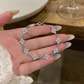 Detaillierte Ansicht eines Zirkon-Blumenarmbands im Vintage-Stil mit Türkis - Vierblättriges Kleeblatt Stil (HB5875)