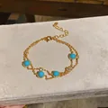 Detailansicht eines französischen Vintage-Armbandes mit blauen Perlen und Zirkonia. - Doppellagiger Feiner Kettentyp (HB5875)