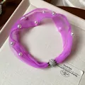Collana romantica in rete viola con perle bianche e dettaglio chiusura magnetica strass. - Viola
