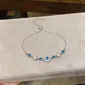 Detailansicht eines silbernen Armbands im französischen Vintage-Stil mit blauen und weißen Zirkonia - Schneeflocke Sonnenblume Stil (HB5875)