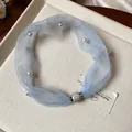 Dettaglio choker in rete blu con perle e chiusura magnetica con strass scintillanti - Blu