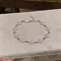 Detailansicht eines silbernen Blumenarmbands mit rosa und klaren Zirkon-Akzenten. - Vierblättrige Blume Stil (HB5875)