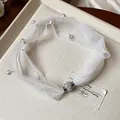 Primo piano del girocollo in rete bianca con perle eleganti e chiusura magnetica strass - Bianco