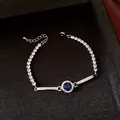 Dettaglio di un bracciale vintage con pietra blu tonda e decorazioni scintillanti in zircone - Argento-Blu Scuro