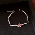 Dettaglio ravvicinato di un bracciale vintage argento con zircone rosso rotondo. - Argento-Rosso