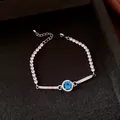 Vista dettagliata di un braccialetto vintage color argento con zircone blu tondo centrale - Argento-Azzurro