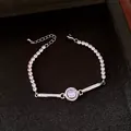 Vista dettagliata di un elegante bracciale vintage con zircone tondo e pietra viola. - Argento-Viola