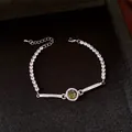 Primo piano di un bracciale vintage argento con zircone verde e cristalli - Argento-Verde