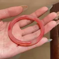 Gros plan détaillé montrant la texture marbrée translucide de ce bracelet en calcédoine rose - Style 11