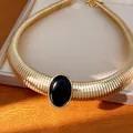 Dettaglio di girocollo a costine dorate con grande cabochon ovale in resina nera - Collana in Resina Ovale / Oro-Nero