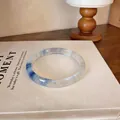 Vue détaillée d'un bracelet en résine translucide bleu glacé style lavis à l'encre - Style 18