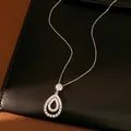 Primo piano di una collana a forma di goccia vuota con scintillanti pietre di zircone - Argento