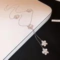 Detalle de collar de metal plateado con colgantes de flores y diseño de borla - Plateado