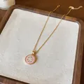 Primo piano della collana con pendente a fiore rosa con zirconi e placcatura oro 18k - Collana / Oro-Rosa