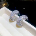 Makroaufnahme von französischen C-Ohrringen mit Zirkonia und eleganten Perlen - Silber