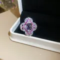 Gros plan d'une bague florale de luxe vintage avec zircon violet carré et pierres brillantes. - Bague ouverte / Argent-Rose