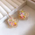 Detailansicht der Vintage-Ohrringe mit hohler Blume und bunten Perlen in beige Schatulle - Hohle Blume / Rosa