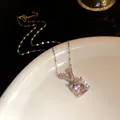 Détail rapproché du collier en argent avec lettre V et pendentif zircon brillant - Vert