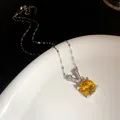 Vue rapprochée de l'élégant pendentif V en argent avec une pierre de zircon jaune vif. - Jaune