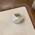 Bague élégante en résine vintage avec motif marbre blanc pour femme style rétro chic - Poche zippée