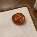 Bague ovale vintage en résine ambre avec finition dôme lisse pour un look rétro chic - Orange
