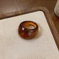 Grosse bague ovale en résine avec une finition ambre écaille de tortue sur lin - Marron