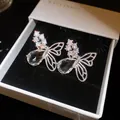 Vue détaillée de boucles d'oreilles papillon en zircon goutte d'eau dans un écrin cadeau - Argent