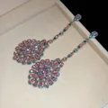 Orecchini pendenti vintage con cristalli rosa e blu in una scatola per gioielli beige - Blu-Rosa