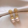 Elegante 18k vergoldete Perlenohrringe mit funkelnden Zirkonia-Akzenten in Nahaufnahme - Hängender Stil / Silberner Ohrstecker - Gold - Rosa