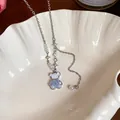 Detailansicht des Glasbären-Anhängers mit Zirkonsternen an einer zierlichen silbernen Kette - Halskette (Stil 1)