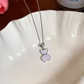 Detailansicht eines perlmuttartigen Glasbären-Anhängers an einer feinen silbernen Kette - Halskette (4#)