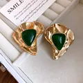 Detail of vintage gold earrings with green resin triangle and crumpled metal texture. - Triangle Style / Gold-Green