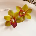 Vista dettagliata di orecchini a orchidea fatti a mano con rivestimento in resina lucida - Stile Orchidea (HE31628) / Verde