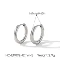 Detailweergave van zilveren titanium stalen oorringen met een diameter van 1,67 cm - Minimalistische Eenvoudige Oorringstijl (HC-E11092-12mm-S) / 12mm / Zilver